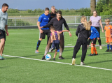 Laatste training S.K.N.W.K. JO7-1 (partijtje tegen de ouders) van maandag 27 mei 2024 (108/180)